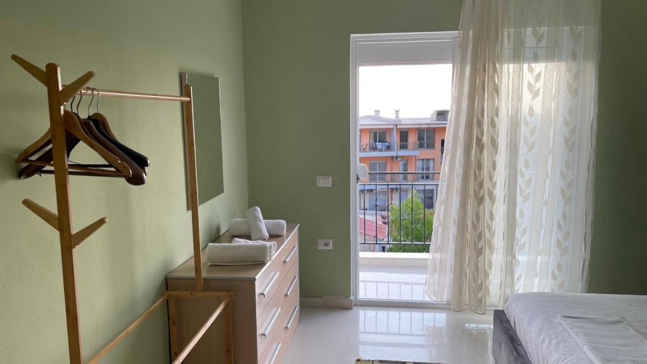 Kondo Stays - Azure Apartments Vlore Luaran gambar