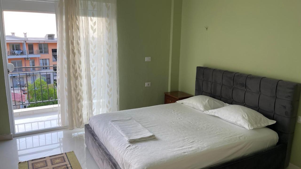 Kondo Stays - Azure Apartments Vlore Luaran gambar